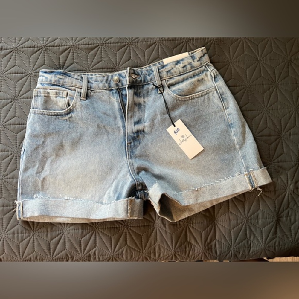 Light Blue Denim Jean Shorts - Jelly Jeans
Sz XL fit like 8/10, run small